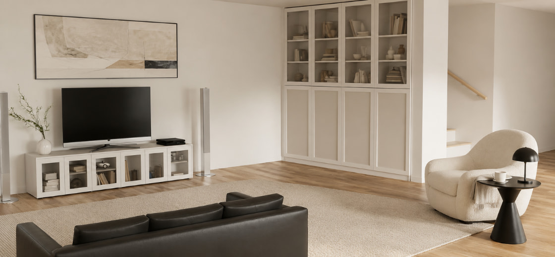 Schränke mit Rahmenfronten im Wohnzimmer